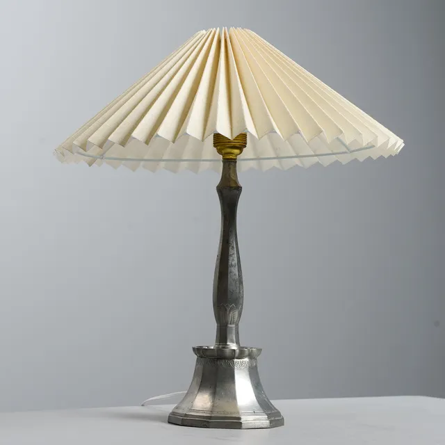 JUST ANDERSEN. Bordslampa, tenn, Danmark, 1920/30-tal.