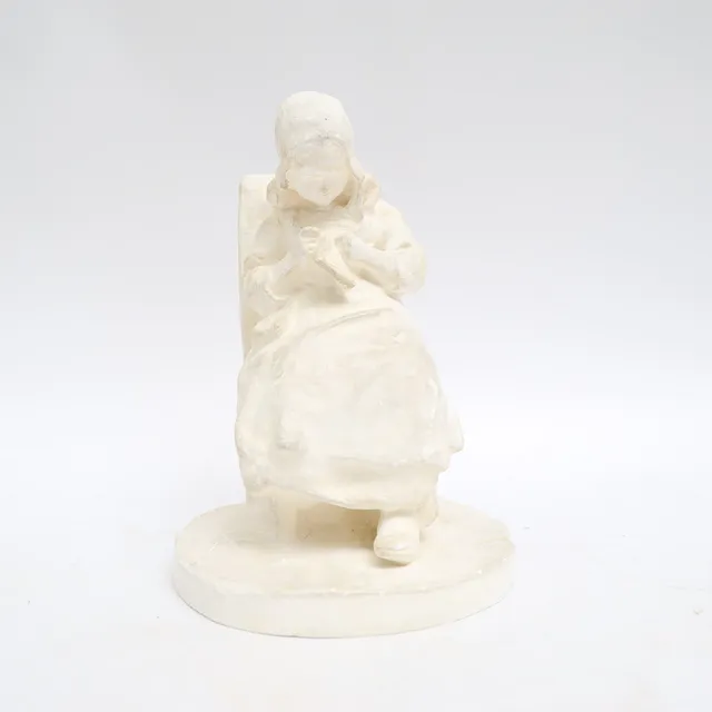 RUTH MILLES. Skulptur, bemålad gips, "Handarbetande liten flicka" signerad och daterad 1911.