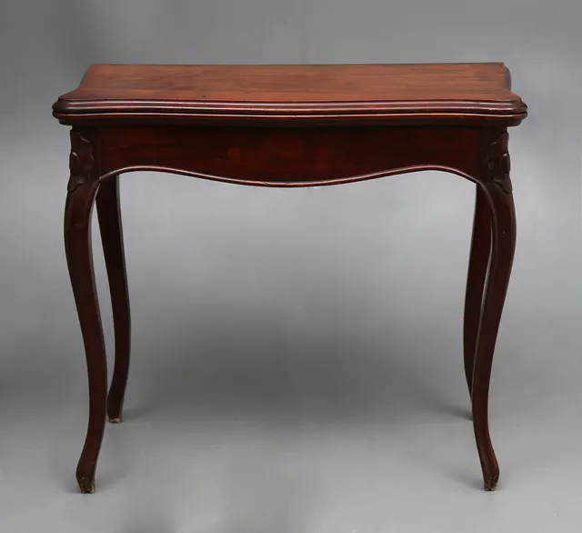 Elizabethan style game table in mahogany, first half of the 20th Century.