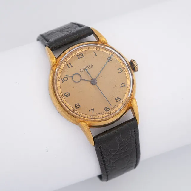 VINTAGE ROAMER ARMBANDUHR, HANDAUFZUG, KUPFERFARBENES ZIFFERBLATT, VERGOLDETES GEHÄUSE, BLÄULICHE ZEIGER, 1960ER JAHRE, LEDERARMBAND.