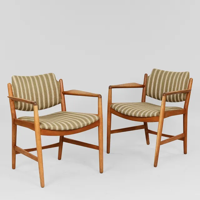 Dansk Snedkermester. Et par armstole med stel af egetræ, sæde og ryg betrukket med stribet uldstof, Danmark, ca. 1960'erne, (2).