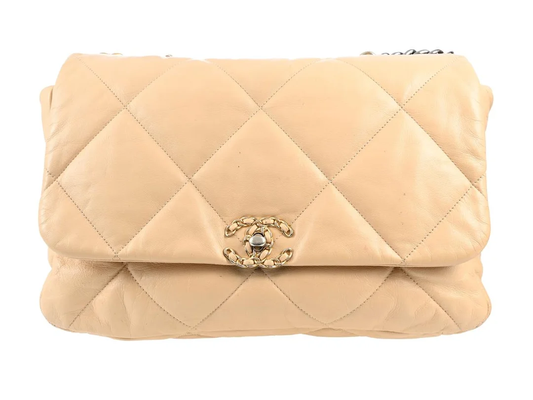 VÄSKA, CHANEL, 19, beige quiltat läder, guldfärgade beslag, ca 35x19x10 cm, hologrammärkt 30435656, år 2020, cert, fläckar på läder, bruksslitage. — Accessoarer/Väskor — Kaplans