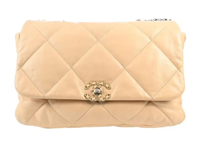 VÄSKA, CHANEL, 19, beige quiltat läder, guldfärgade beslag, ca 35x19x10 cm, hologrammärkt 30435656, år 2020, cert, fläckar på läder, bruksslitage.