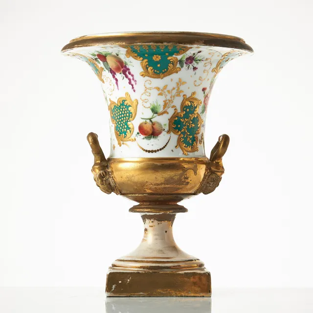 URNA, empire, 1800-talets mitt. Handmålad dekor föreställande bla pioner.