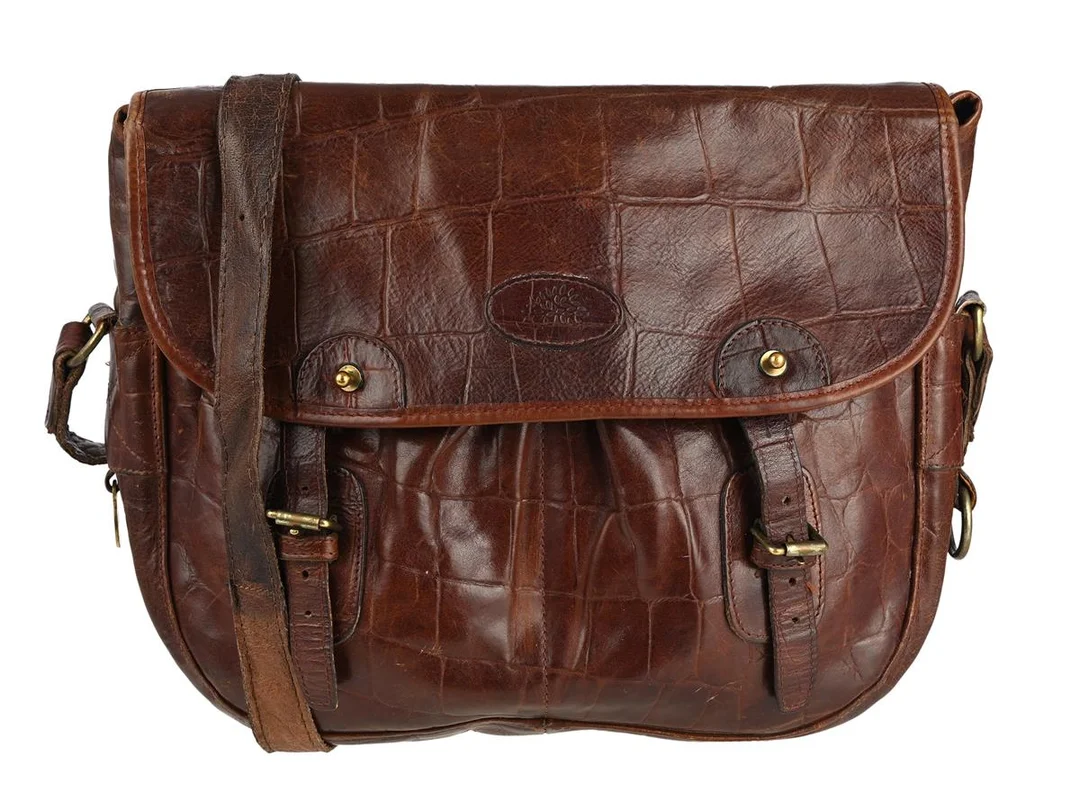VÄSKA, MULBERRY, brunt präglat läder, mässingfärgade beslag, 31x29x7 cm, bruksslitage. — Accessoarer/Väskor — Kaplans