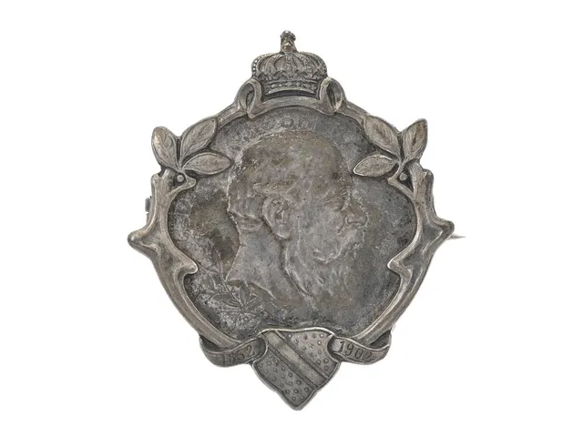 BROSCH, silver, infattat mynt 2 Mark Baden 1902, bredd 35 mm, vikt 16,8 g.