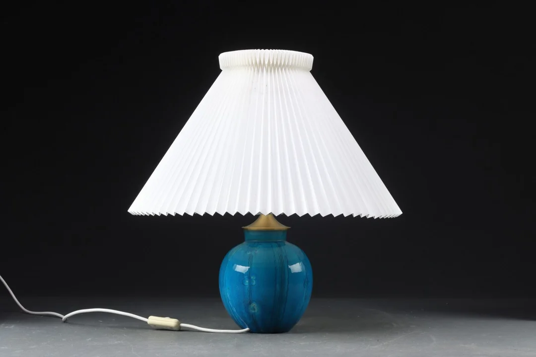 Herman A. Kahler. Bordlampe monteret med Le Klint skærm — Lamps and lighting/Table lamps — Lauritz