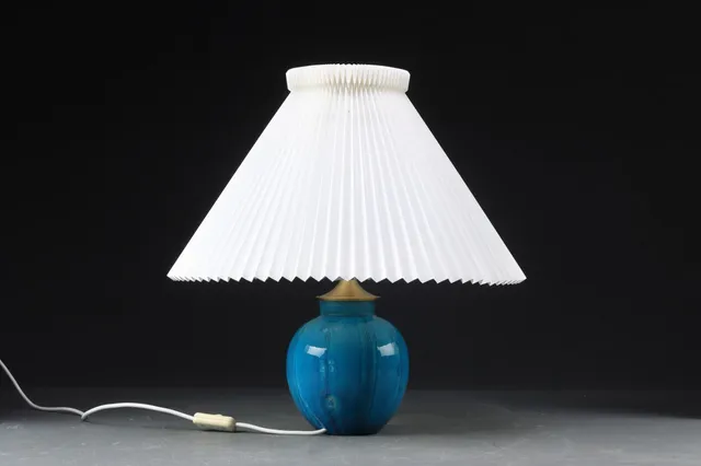 Herman A. Kahler. Bordlampe monteret med Le Klint skærm