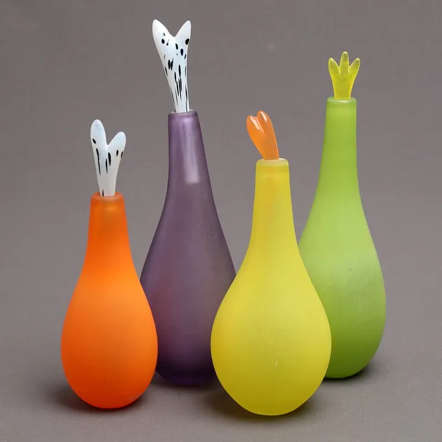 GUNNEL SAHLIN. Karaffer, 4 st, glas, "Naturalis", Artist Collection, Kosta Boda, signerade.
