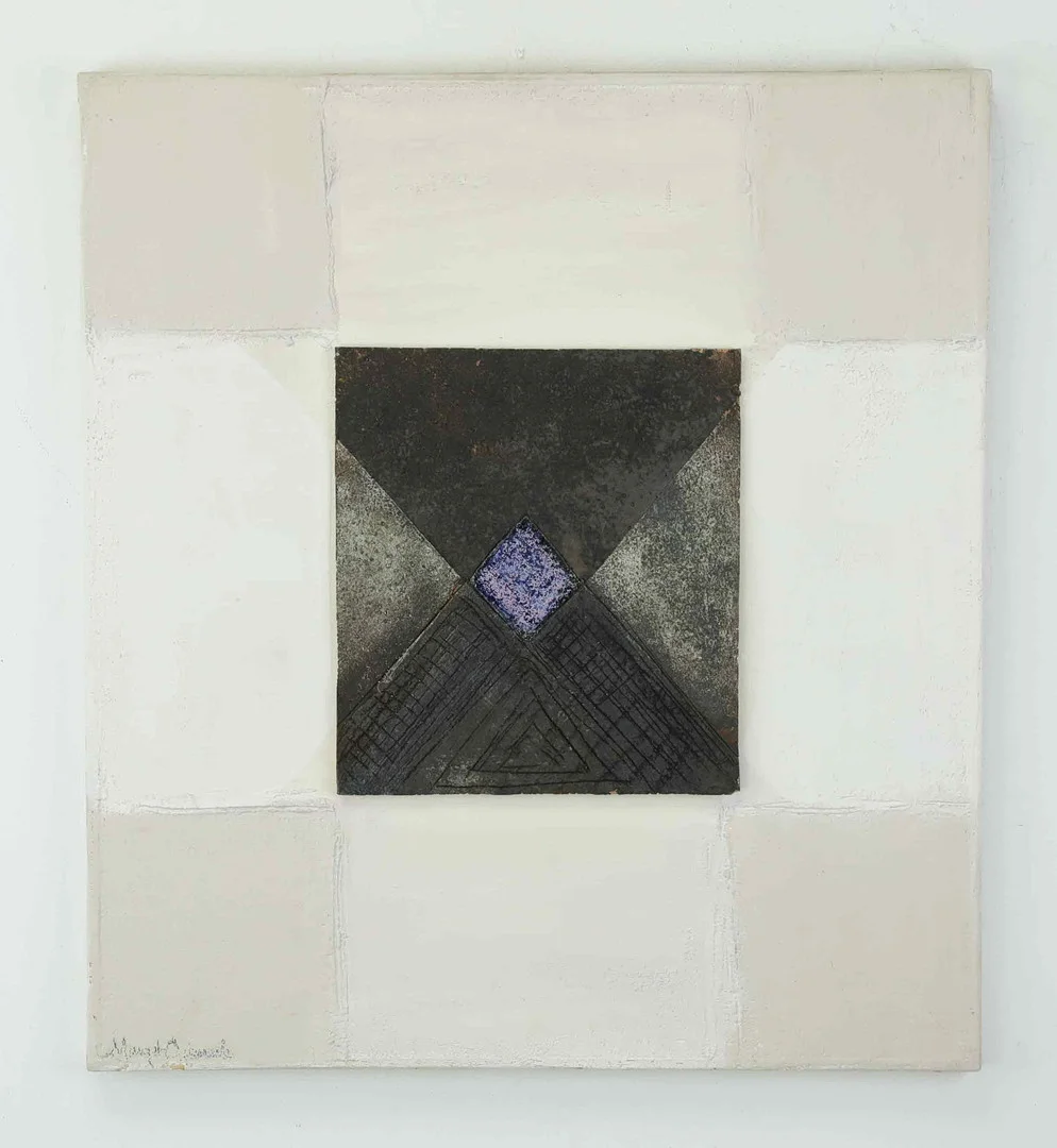 MARGOT ÖJEMARK. relief/tavla, "Tecken", signerad, daterad 1986. — Sculptures & Bronzes — Hälsinglands Auktionsverk