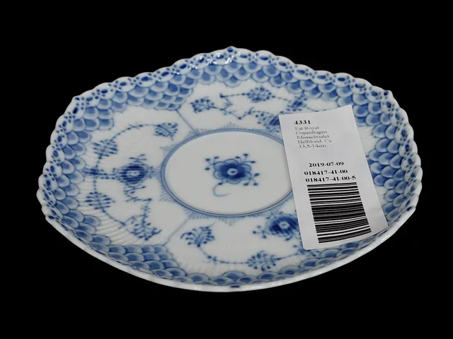 Fat Royal Copenhagen Musselmalet Helblond. Ca 13,5-14cm.