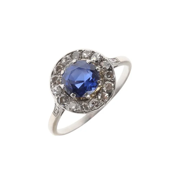 A SAPPHIRE AND DIAMOND CLUSTER RING.