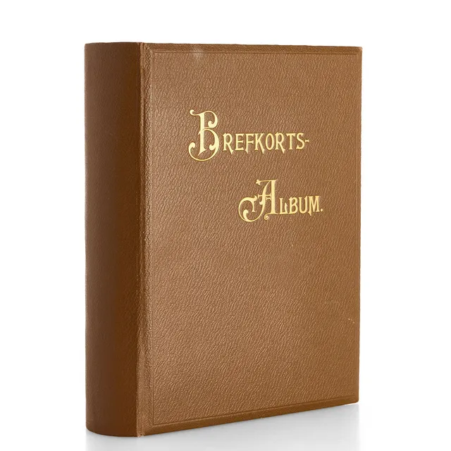 VYKORTSSAMLING - SVENSKA KUNGLIGHETER. GUSTAF V, OSCAR II M.FL. I ALBUM FRÅN OMKRING 1900 - "BREFKORTS-ALBUM".