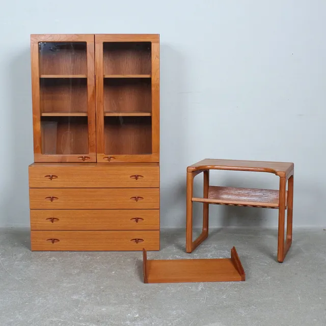 H.W. KLEIN. ZUGESCHRIEBEN. Aufsatzschrank, Zeitungsständer von BR Møbler, Ablage, Teak, 1960er, Dänemark (4).