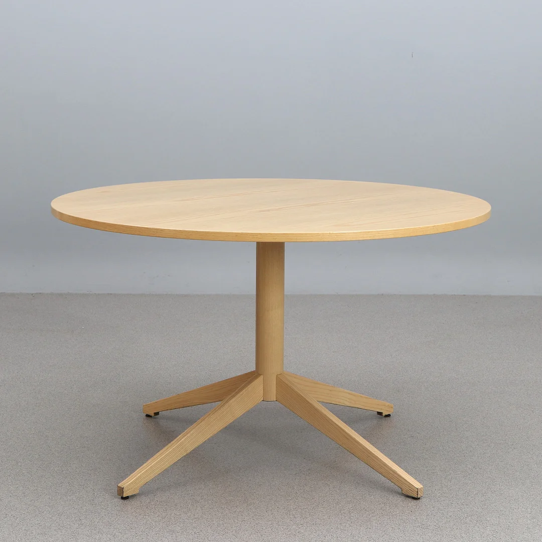 ROGER PERSSON. BORD PÅ CENTRUMFOT. Ask. Karl Andersson & Söner, "Locus", samtida tillverkning. — Tables — Skånes Auktionsverk
