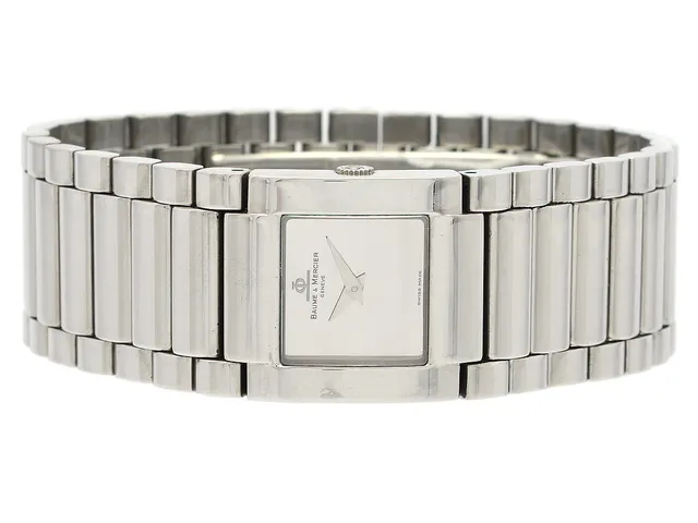 BAUME & MERCIER, Genève, Catwalk, Serie nr. 4149338, Ref nr. MV045219, damur, 21 x 19,5 (23,5) mm, stål, quartz, safirglas, OBS: skruv i bakboett saknas, integrerad originallänk, viklås, Ref nr. PBDI, längd 173 mm, ca 1998, box (skadad).