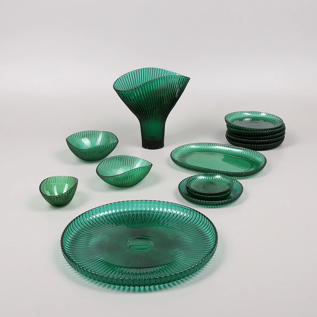ARTHUR PERCY. VASER, FAT, ASSIETTER, 14 delar, "Reffla", glas, Gullaskruf. — Utility glass — Växjö Auktionskammare