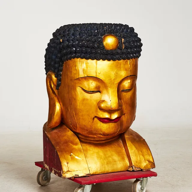 SKULPTUR, i form av Buddhahuvud, trä, bemålad.