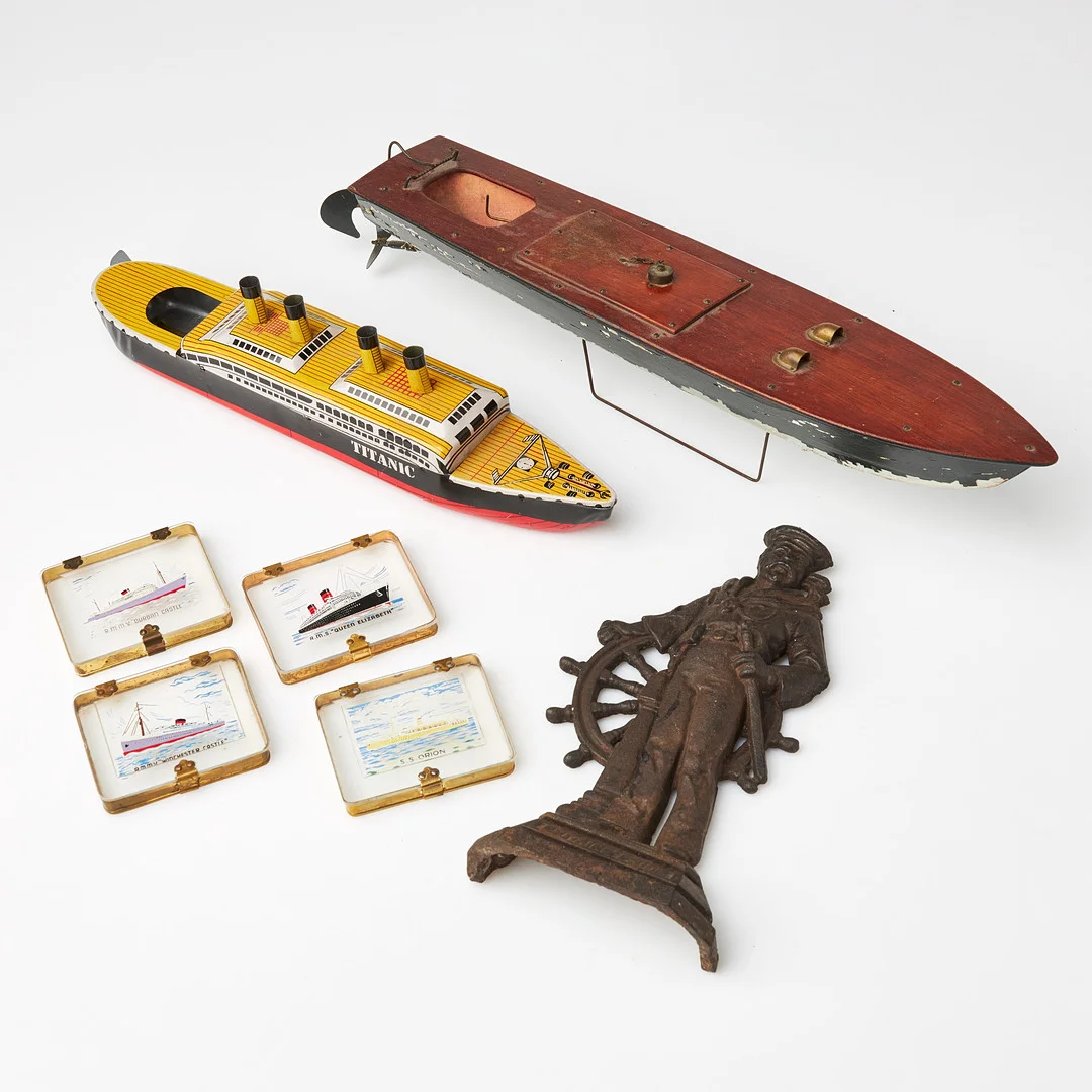 NAUTIKA, 7 dlr, båtmodell, Kellner, 1900-talets mitt, modell av Titanic, modern tillverkning, matros i gjutjärn samt askar med båtmotiv. — Technica & Nautica — Stockholms Auktionsverk Sickla