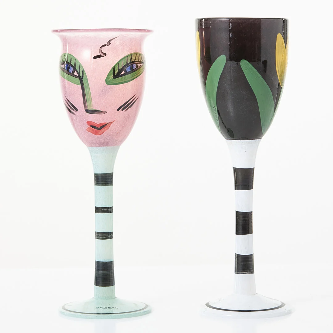 ULRICA HYDMAN VALLIEN (1938-2018). Pokaler, 2 st, "Open mind", Kosta Boda, etikettmärkt, bemålat och färgat glas. — Art glass — Stockholms Auktionsverk Magasin 5