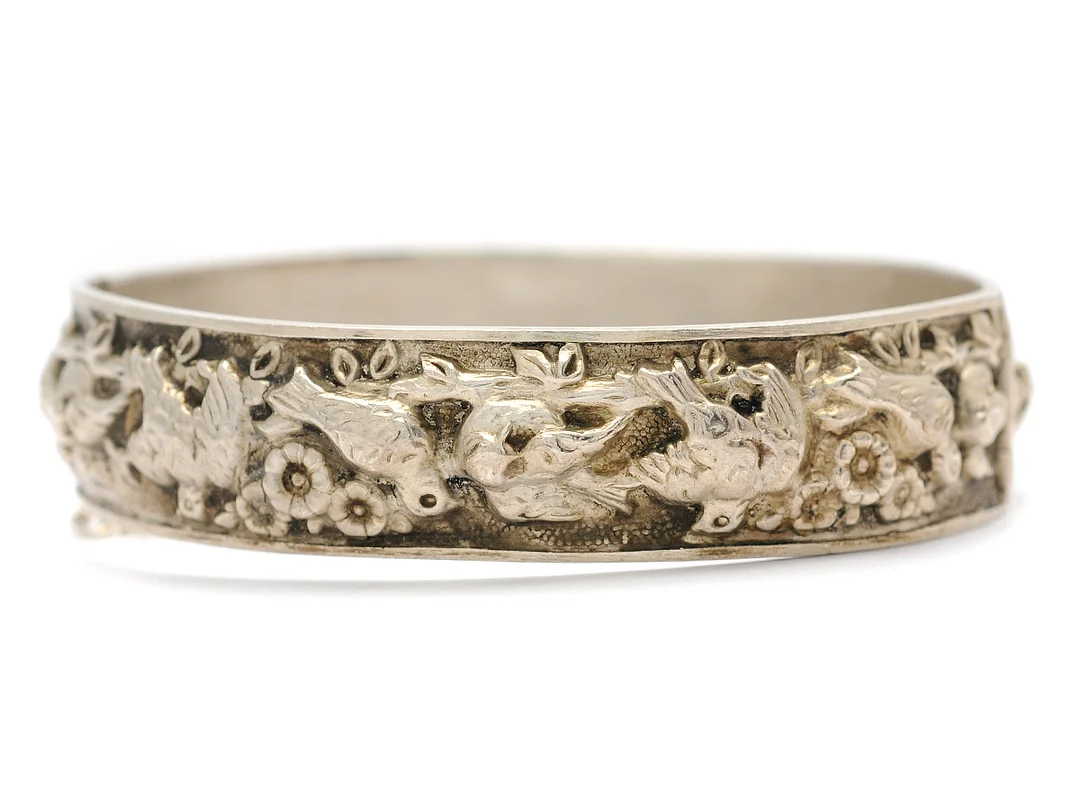 ARMRING, silver, mönster med fåglar, öppningsbar, säkerhetskedja, längd 22 cm, diameter 6,5 cm, vikt 19,4 g. — Smycken/Armring — Kaplans