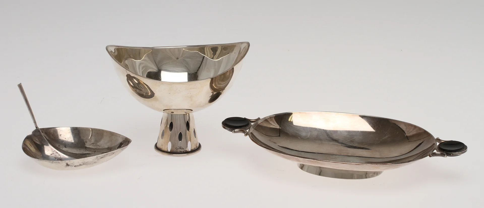 PARTI SILVER, 3 delar. Bland annat Göthlin TESI och Tapio Wirkkala. Total vikt 360 gram. — Silver — Auktionshuset Kolonn