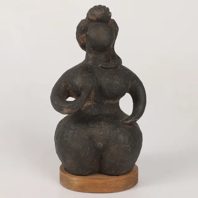 LARS BERGSTEN. Skulptur, keramik på träsockel, signerad.