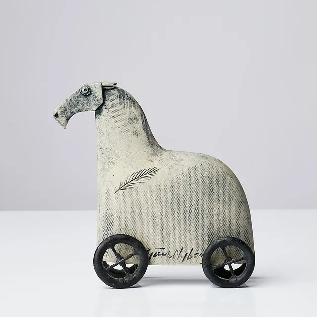 BJÖRN NYBERG. SKULPTUR, i form av stridshäst, på hjul, signerad.