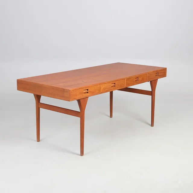 NANNA DITZEL (1923-2005). Fritstående skrivebord af teaktræ, model 93.