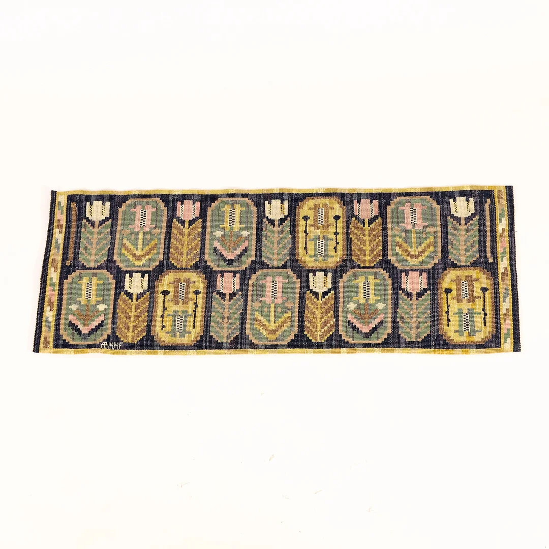 MÄRTA MÅÅS-FJETTERSTRÖM. 1873-1941, vävnad, "Medaljonger", 111 x 40,5 cm, gobelängteknik, signerad ABMMF. — Textiles — Auktionsverket Engelholm