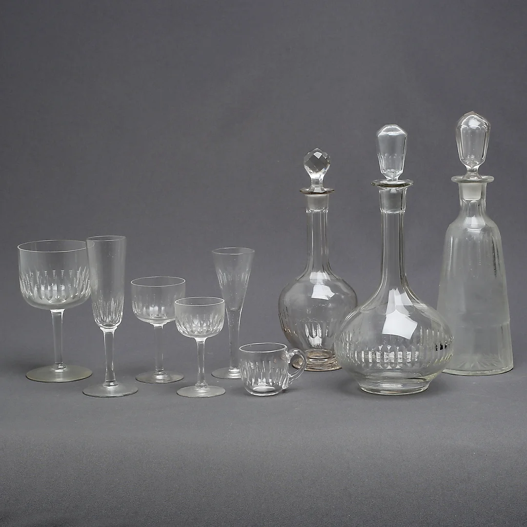 GLASSERVISDELAR, 41 delar, med olivslipad dekor, 1900-talets första hälft. — Tableware — Auktionshuset Kolonn