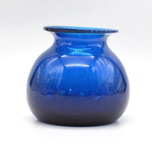 DESIGNER VASE, STUDIOGLAS, BLAU MIT LUFTEINSCHLÜSSEN, SCHWEDEN, UM 1960ER JAHRE.