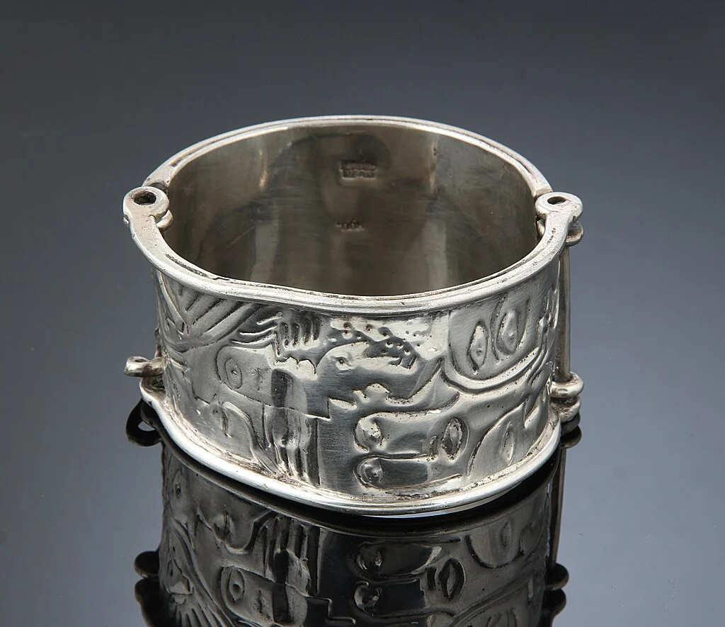Jacob Hull. Bred armring af forsølvet tin — Jewellery/Bracelets — Lauritz