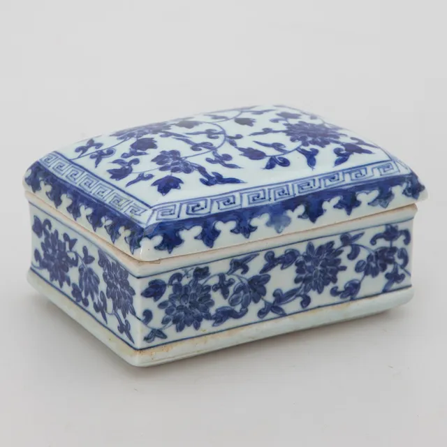 Blau-weiße Deckeldose, China, um 1900.