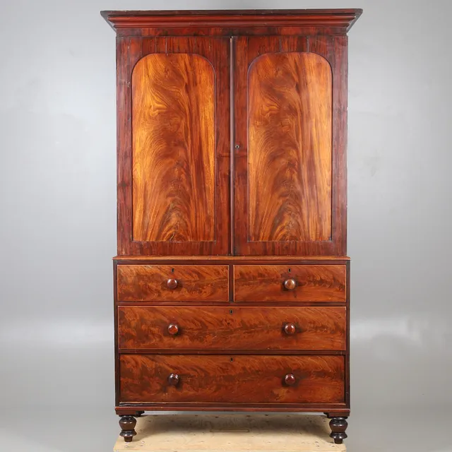 19TH CENTURY VICTORIAN MAHOGANY LINEN PRESS.