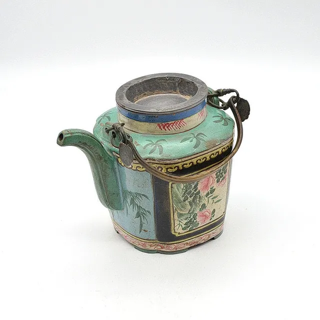 CHINESISCHE TEEKANNE, YIXING KANNE, POLYCHROM MIT BLUMEN- UND BAMBUSDEKOR, FRÜHES 20. JAHRHUNDERT.