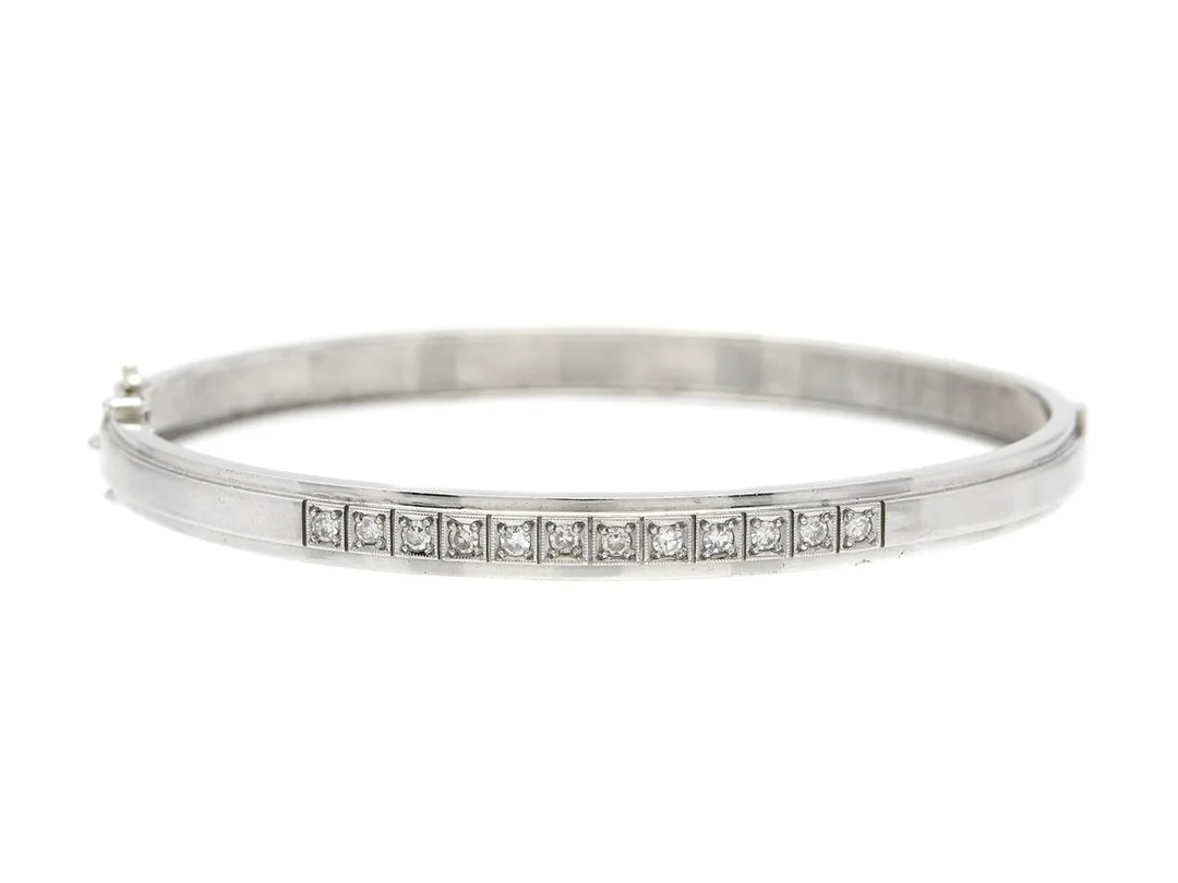 ARMBAND, 18K vitguld, åttkantslipade diamanter ca 0,36 ctv, ca W-TCr/SI, Ceson, Göteborg 1967, mått 5,4x 6,3 cm, vikt 14,5 g, en diamant har skada. — Smycken/Armband — Kaplans