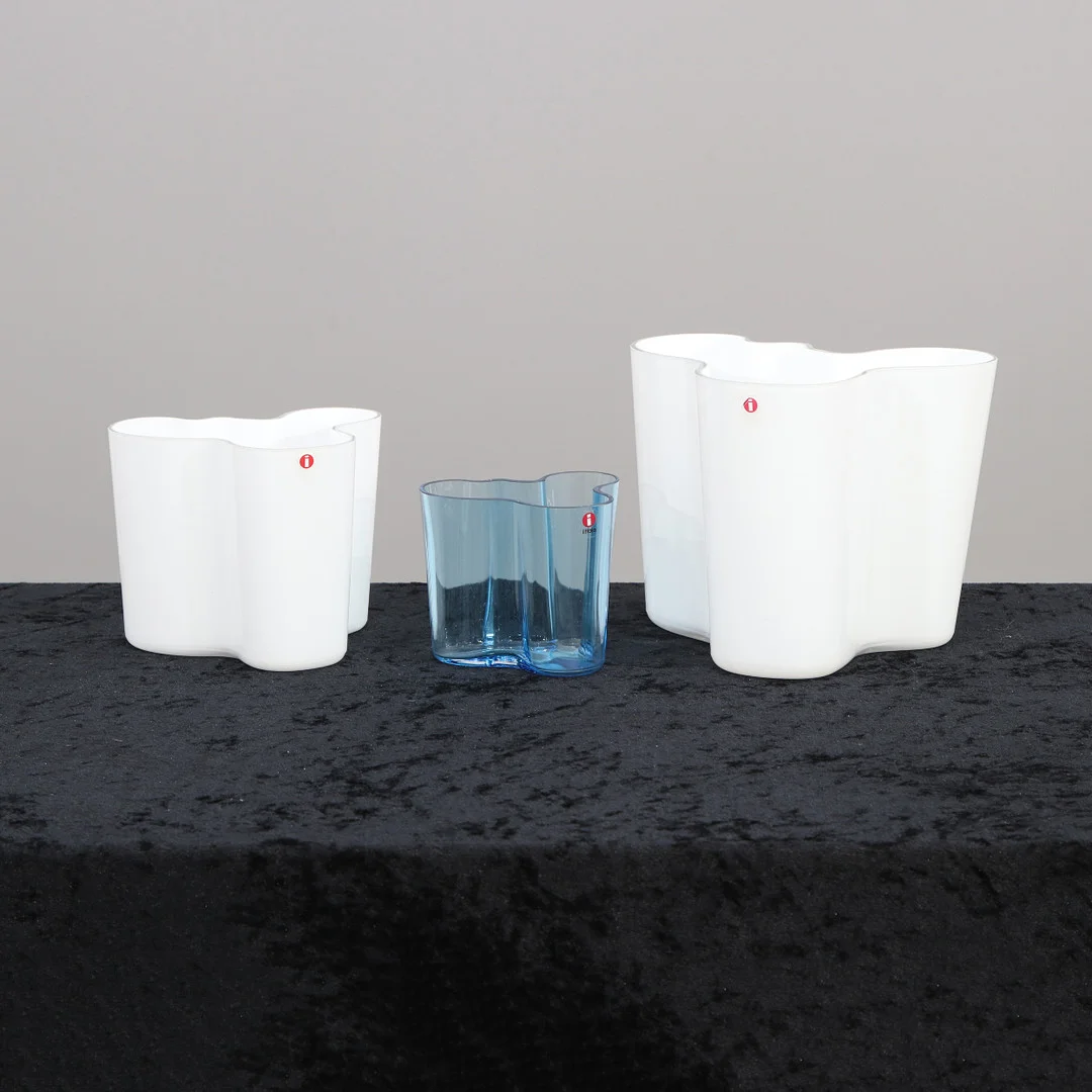 ALVAR AALTO. VASER, TRE ST. Konstglas. Iittala, "Savoy". Etsade märkningar undertill. — Art glass — Skånes Auktionsverk