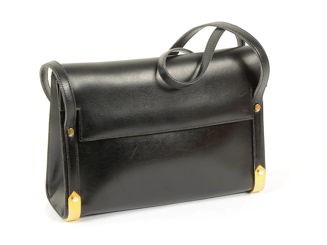 VÄSKA, CHRISTIAN DIOR, vintage, svart läder med gulmetall detaljer, 24x17x7 cm, visst slitage. — Accessoarer/Väskor — Kaplans