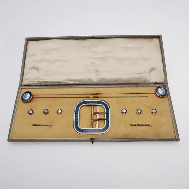 A CASED SET OF ENAMEL AND MOTHER OF PEARL DRESS STUDS.