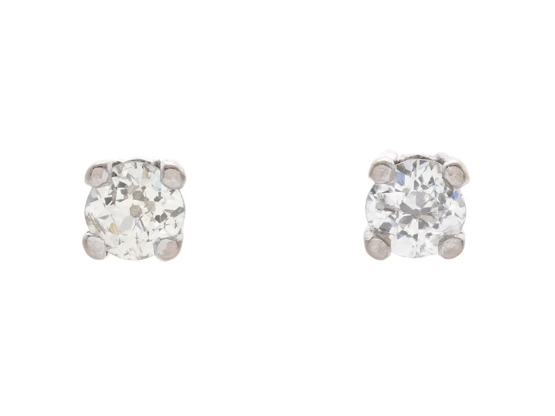 ENSTENSÖRHÄNGEN, 18K vitguld, gammalslipade diamanter ca 0,70 ctv, ca W-Cr/SI-P, vikt 1,6 g, nagg och skador på diamanter. — Smycken/Enstensörhängen — Kaplans