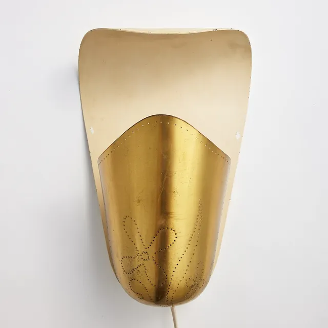 HARALD NOTINI. TILLSKRIVEN. Vägglampa, Arvid Böhlmarks Lampfabrik, 1950-tal, Swedish Modern, modell 8596, mässing med perforerad dekor.