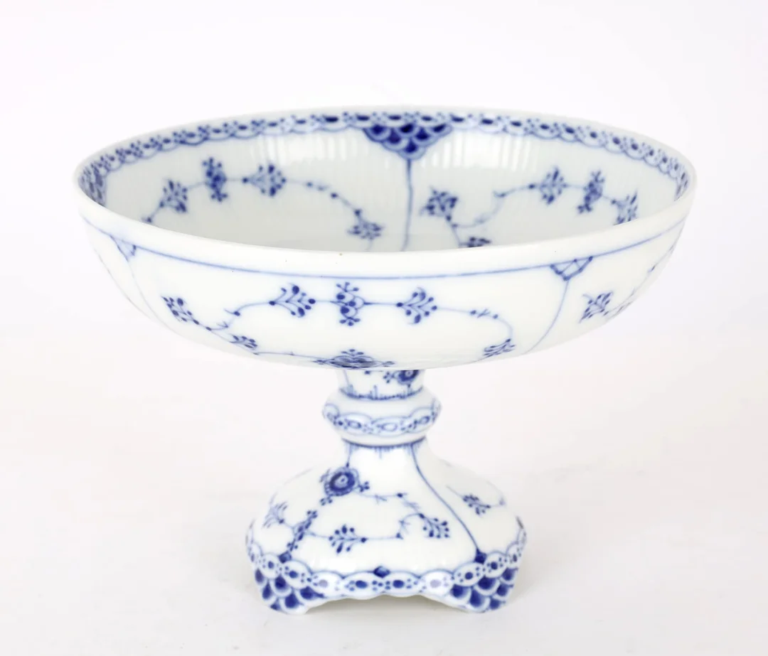 Royal Copenhagen: Blue Fluted Half Lace Centerpiece — Glass, porcelain and ceramics/Dinnerware, tea sets, coffee sets — Lauritz