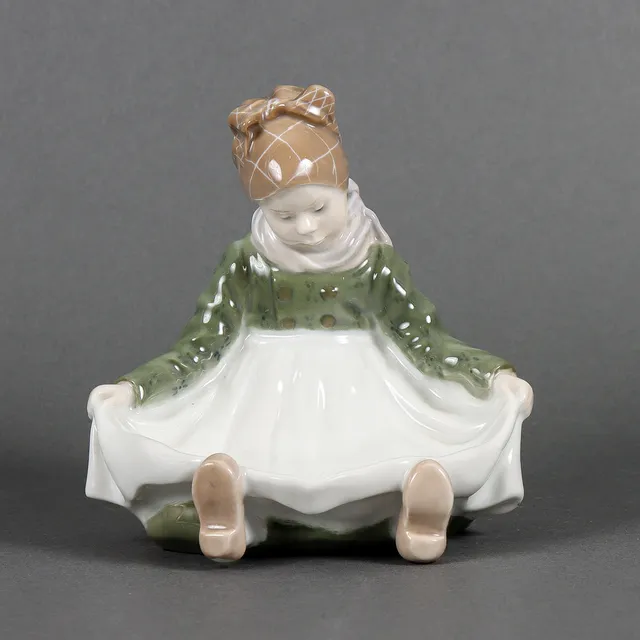 LOTTE BENTER. Figurin porslin, Amager girl, Royal Copenhagen.