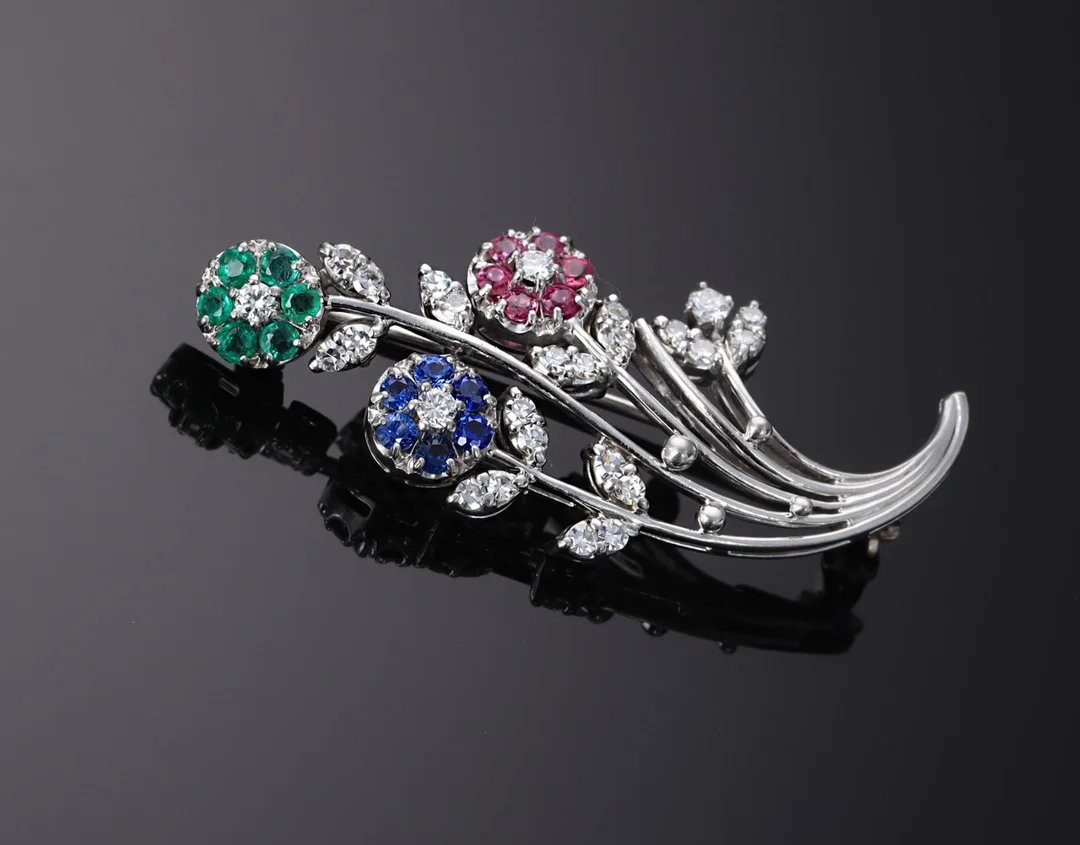 Jabel. American retro brooch of 18 kt. white gold with brilliants, emeralds, sapphires and rubies — Jewellery/Brooches — Lauritz
