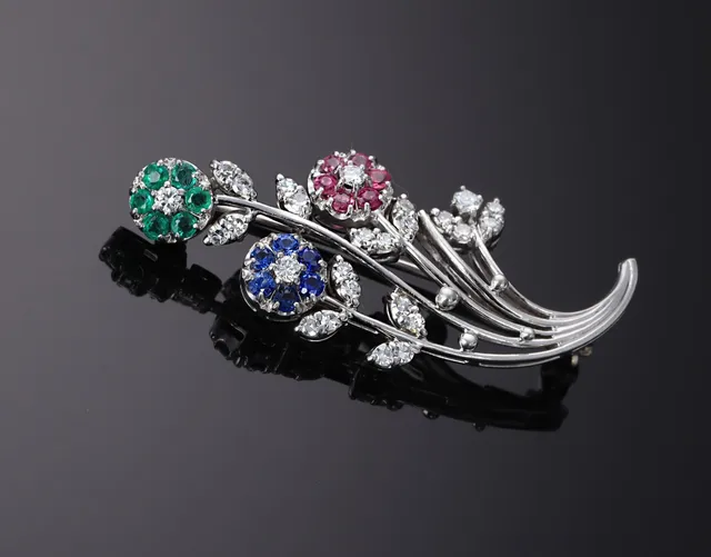 Jabel. American retro brooch of 18 kt. white gold with brilliants, emeralds, sapphires and rubies