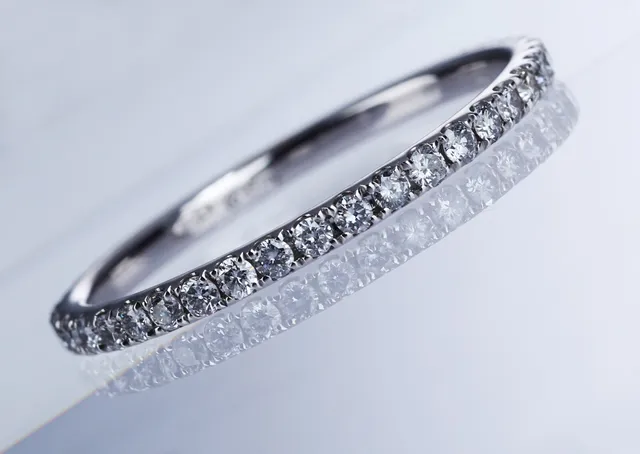 Alliancering af 18 kt. hvidguld prydet med brillanter, i alt ca. 0.60 ct.