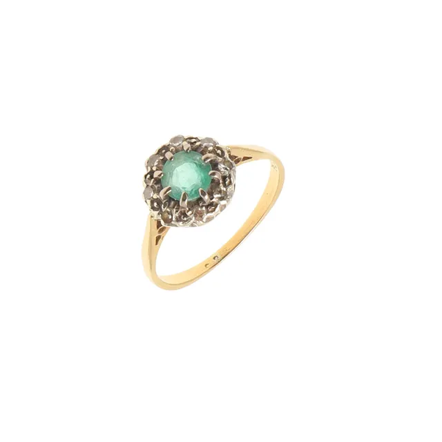 AN 18CT GOLD, EMERALD AND DIAMOND CLUSTER RING.