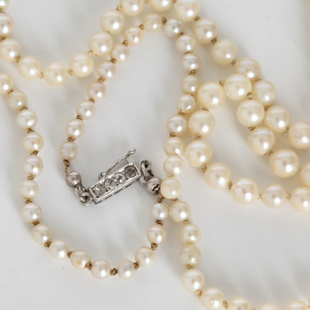 DOSERAT PÄRLCOLLIER MED GULDLÅS, 18K vitguld, 1950. — Necklace — Auktionsverket Engelholm