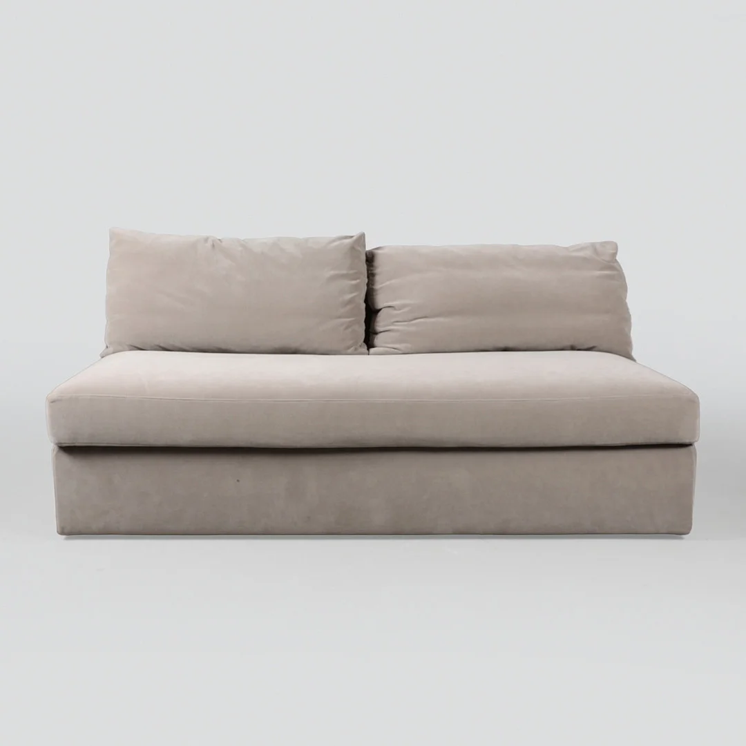 MERIDIANI. Sofa betrukket med gråt stof. — Sofas & Seatings — Bidstrup Auktioner